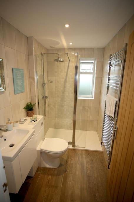 Lovely Two Bedroom Bungalow With Hot Tub Йовіл Екстер'єр фото